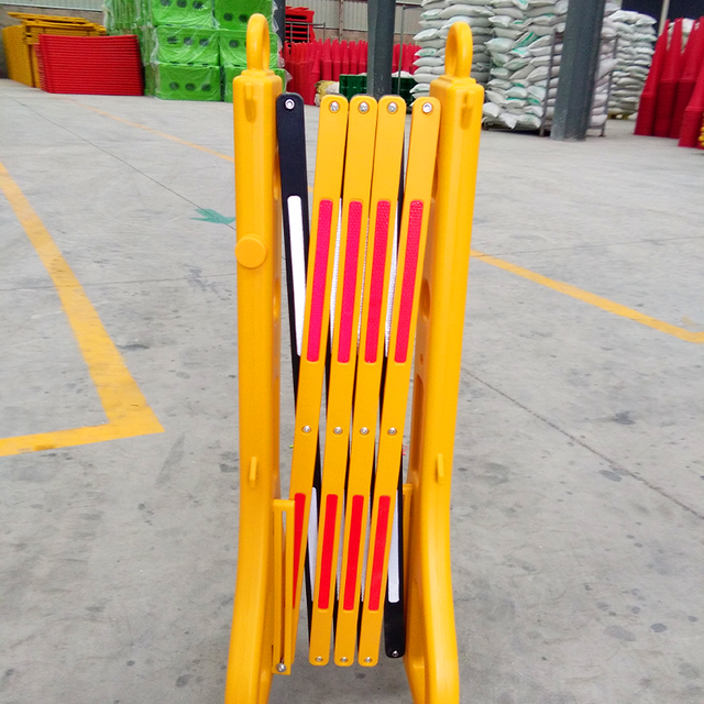 2500mm extensible plastic barrier